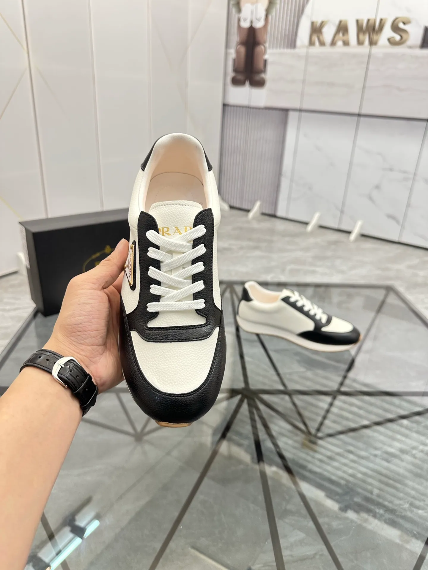 Men's shoes: 💰P420¥ Product trademark: Prada *"Prada*" low-top casual shoes Regular size: 38-44 (can be customized to 45) Product materials: imported cowhide upper, sheepskin lining, original outsole. Number: 020